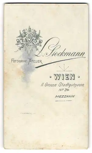 Fotografie L. Stockmann, Wien, Grosse Stadtgutgasse 34, Monogramm des Fotografen im königlichen Wappen