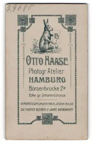 Fotografie Otto Haase, Hamburg, Börsenbrücke 2a, Hase hält Schild mit Monogramm des Fotografen in den Pfoten