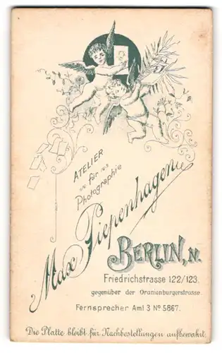 Fotografie Max Piepenhagen, Berlin, Friedrichstr. 122 /123, zwei Engel mit Fotografien über Anschrift des Ateliers
