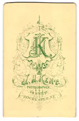 Fotografie J. H. Kent, Rochester / N.Y., 58 State St., Monogramm des Fotografen über Anschrift des Ateliers