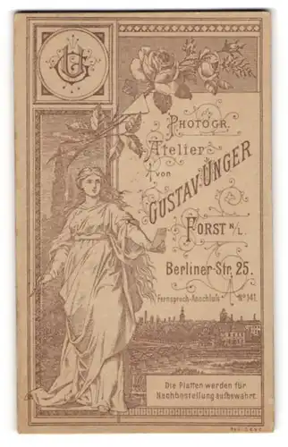 Fotografie Gustav Unger, Forst i. L., Berliner Str. 25, Frau mit Fotografie vor einem Stadtpanorama, Monogramm