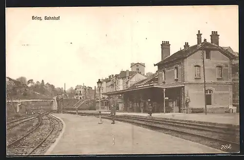 AK Briey, Bahnhof mit Häuseransicht