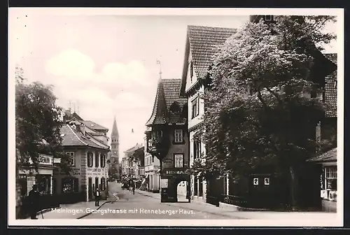 AK Meiningen, Georgstrasse mit Henneberger-Haus und Kirche