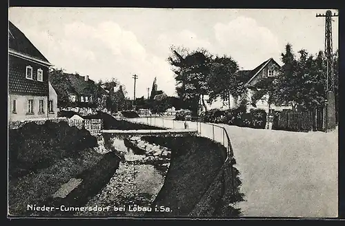 AK Nieder-Cunnersdorf bei Löbau, Strassenpartie mit Bach und Brücke