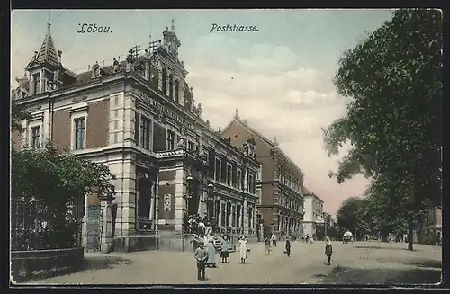 AK Löbau, Poststrasse mit Post und Kindergruppe