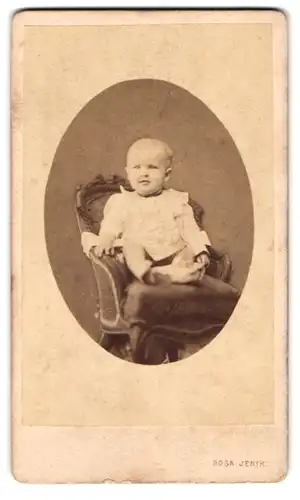 Fotografie Jenik, Wien, Portrait Kleinkind gutgelaunt auf einem Stuhl