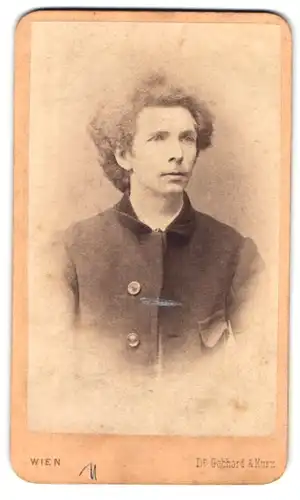 Fotografie Gebhard & Kurz, Wien, Portrait junger Herr mit voluminösem Haar