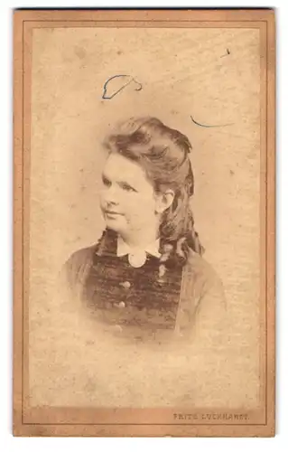Fotografie Luckhardt, Wien, Portrait junges Fräulein mit Locken und gestecktem Haar