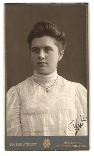 Fotografie Globus Atelier, Berlin, junges Fräulein mit hochgestecktem Haar