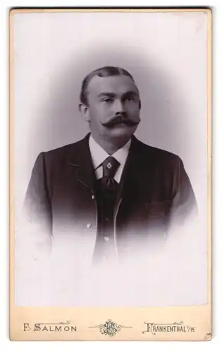 Fotografie F. Salmon, Frankenthal, Mann mit Schnauzer und Krawatte