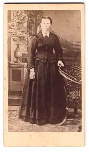 Fotografie Fotograf und Ort unbekannt, Dame nebst Stuhl