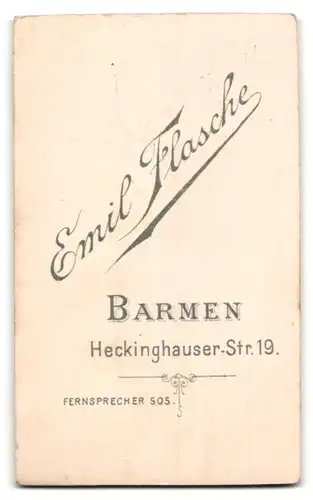 Fotografie Emil Flasche, Barmen, Dame in Sonntagskleidung