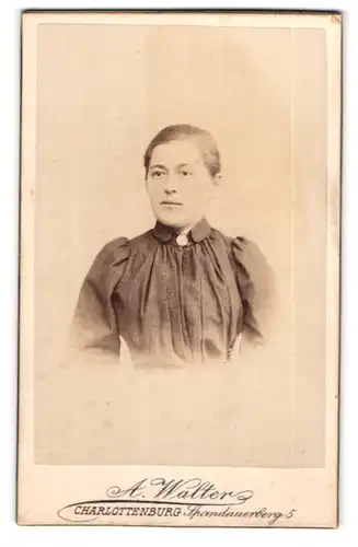 Fotografie A. Walter, Charlottenburg, Frau in ordentlicher Bluse