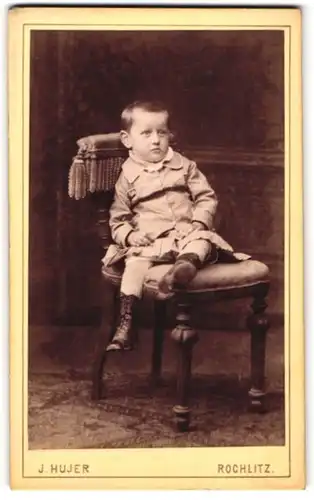 Fotografie J. Hujer, Rochlitz, Kind in feiner Kleidung auf Stuhl