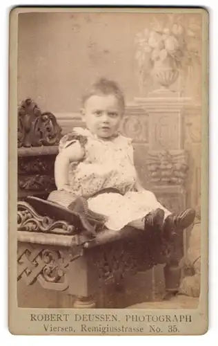 Fotografie Robert Deussen, Viersen, Kleinkind auf prunkvollem Stuhl