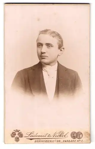 Fotografie Ludeneit & Nickel, Königsberg i. Pr., Portrait junger Mann mit hellen gescheitelten Haar