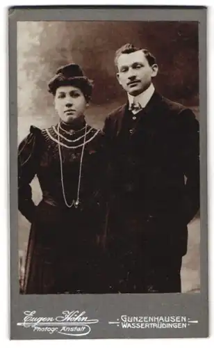 Fotografie Eugen Höhn, Gunzenhausen, Portrait eines festlich gekleideten Paares