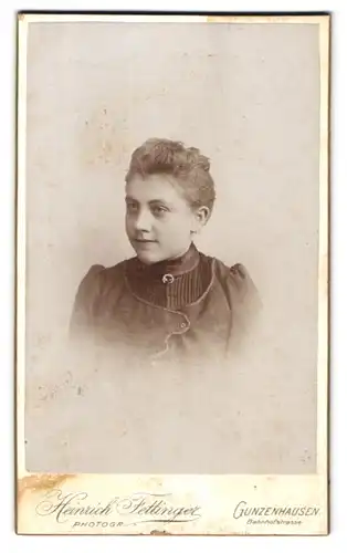 Fotografie Heinrich Fettinger, Gunzenhausen, Portrait eines jungen Fräuleins mit hochgestecktem Haar