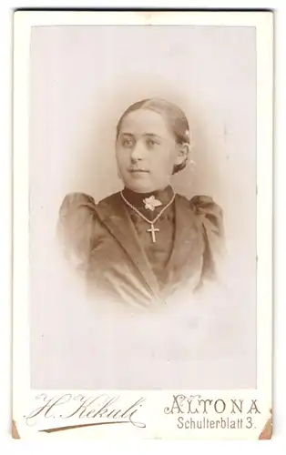 Fotografie Kekuli, Altona, Portrait einer jungen Dame mit prägnanten Kreuzanhänger