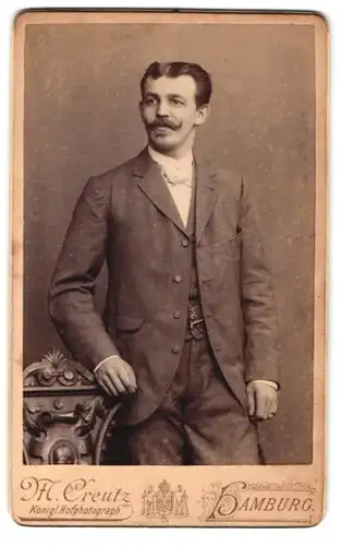 Fotografie M. Creutz, Hamburg, Portrait eines Mannes im Anzug mit gepflegter Erscheinung