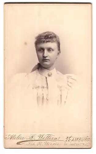 Fotografie D. Wettern, Hamburg, Portrait einer jungen Dame mit imposanter weisser Bluse