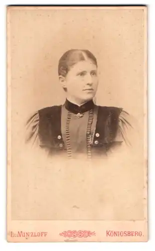 Fotografie Minzloff, Königsberg, Portrait einer Frau in Tracht