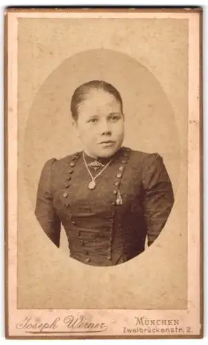 Fotografie Joseph Werner, München, Portrait Junge Dame in stattlicher Kleidung