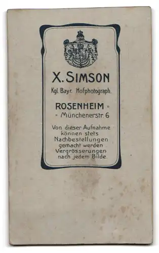Fotografie X. Simson, Rosenheim, Portrait Fräulein mit Magazin am Tisch