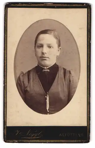 Fotografie J. Niggl, Altötting, Portrait junge Frau mit gescheiteltem Haar