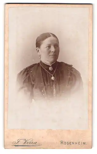 Fotografie F. Verra, Rosenheim, Portrait freundlich blickende Frau mit Mittelscheitel