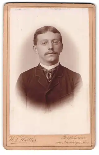 Fotografie W. F. Sattler, Forchheim, Portrait Mann mit Brille und Schnauzer
