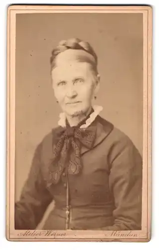 Fotografie Franz Werner, München, Portrait ältere Dame mit Halsbinde und festlicher Frisur