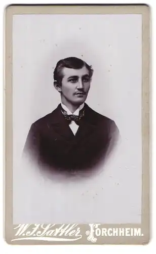 Fotografie W. J. Sattler, Forchheim, Portrait junger Herr im schwarzen Frack