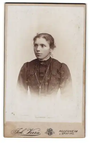 Fotografie J. Verra, Rosenheim, Portrait einer jungen Dame mit wildem Haar