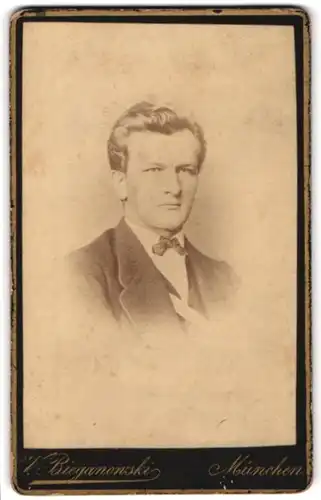 Fotografie V. Bieganowski, München, Portrait Mann mit stattlicher Erscheinung