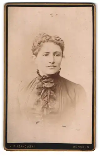 Fotografie V. Bieganowski, München, Portrait junge Dame in feiner Bluse