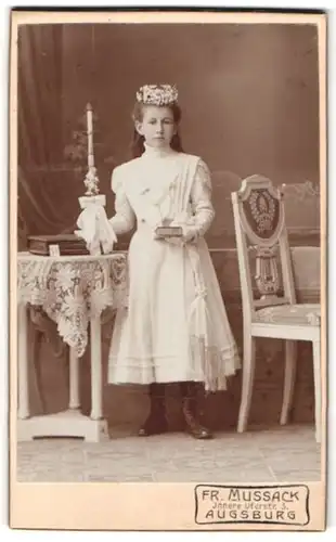 Fotografie Fr. Mussack, Augsburg, Portrait junges Mädchen in Kommunionsgewand und Kerze