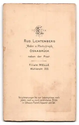 Fotografie Rud. Lichtenberg, Osnabrück, Portrait Mutter und Kind in festlichen Gewändern