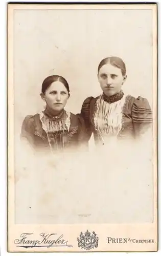 Fotografie Franz Kugler, Prien a. Chiemsee, Portrait Schwestern in stattlicher Kleidung