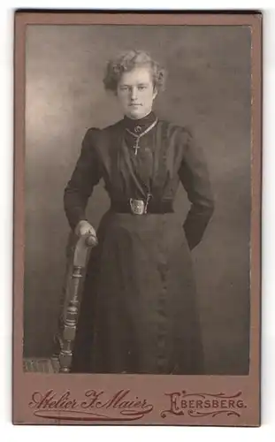Fotografie J. Maier, Ebersberg, Portrait Fräulein posierend am Stuhl stehend