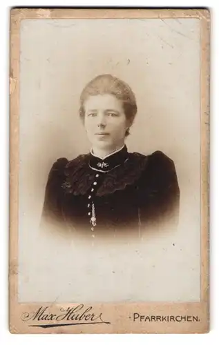 Fotografie Max Huber, Pfarrkirchen, Portrait Frau in schwarzem Kleid