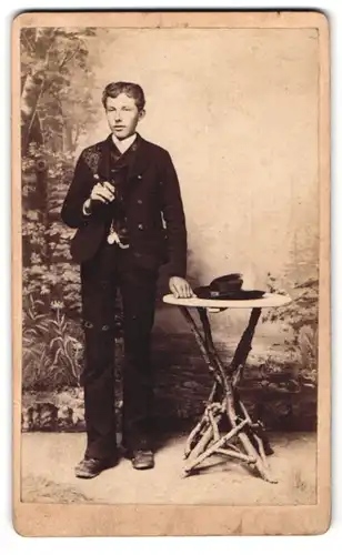 Fotografie Carl Stallechner, Trostberg a. Alz., Portrait junger Mann im Anzug mit Zigarre