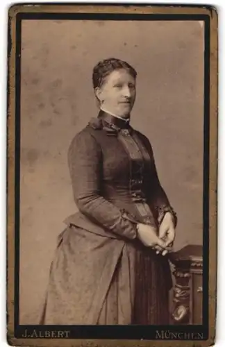 Fotografie J. Albert, München, Portrait bürgerliche Dame in zeitgenössischer Kleidung