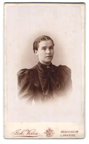 Fotografie Joh. Verra, Rosenheim, Portrait junge Dame mit zurückgebundenem Haar