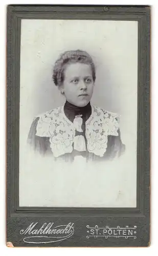 Fotografie Mahlknecht, St. Pölten, Portrait junge Dame mit Kragenbrosche und Spitzenkragen