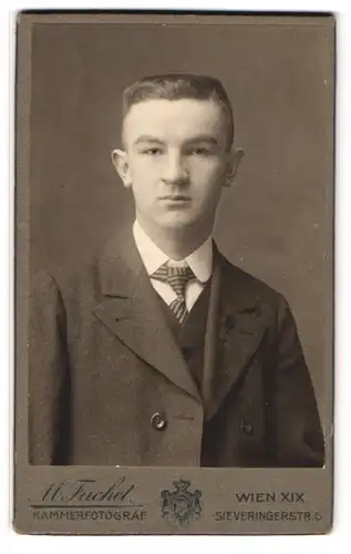 Fotografie M. Fachet, Wien, Portrait junger Mann im Anzug mit Krawatte