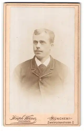 Fotografie Joseph Werner, München, Portrait junger Mann in modischer Kleidung mit Krawatte