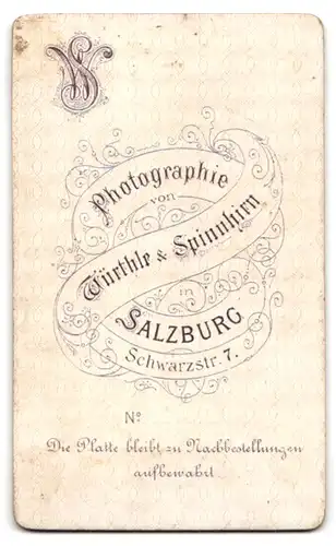 Fotografie Würthle & Spinnhirn, Salzburg, Portrait bürgerlicher Herr mit Hut an Stuhl gelehnt