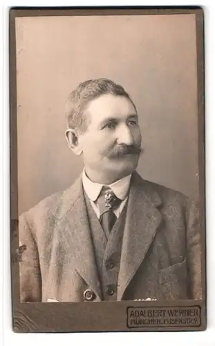 Fotografie Adalbert Werner, München, Portrait bürgerlicher Herr mit Krawatte und Schnurrbart