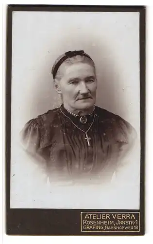 Fotografie Atelier Verra, Rosenheim, Portrait ältere Dame mit Kragenbrosche und Kreuzkette